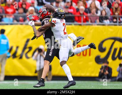 30 dicembre 2022: Il sophomore dello stato del NC Anthony Smith (85) ottiene il passaggio abbattuto giù dall'università del Maryland Jakorian Bennett senior (2). NCAA gioco di calcio tra l'Università del Maryland e NC state, Duke Mayo Bowl, presso Bank of America Stadium, Charlotte, North Carolina. David Beach/CSM Foto Stock