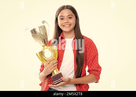 Ragazza adolescente in possesso di un trofeo. Bambino vincitore del capretto ha vinto il concorso, celebrando il successo e la vittoria, premio di conquista. Ritratto di sorridente felice Foto Stock