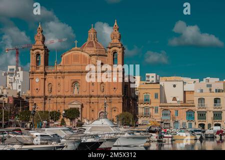 Chiesa di Sliema chiamato Knisja Parrokkjali tal-Imsida in una giornata di sole, guardando dal porto turistico. Foto Stock