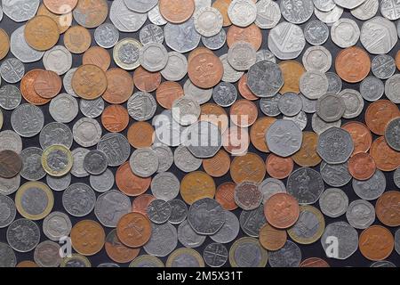Un mucchio di monete britanniche, tra cui 1 pence, 2 pence, 5 pence, 10 pence, 20 pence e 50 pence e £1 e £2 monete Foto Stock