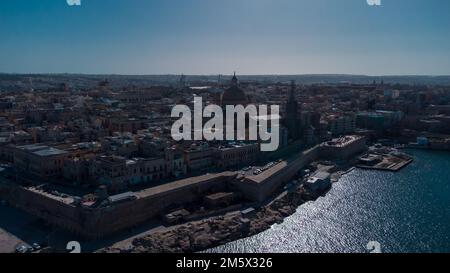 Panorama aereo del drone della città di la Valletta, Malta in una giornata di sole con le principali attrazioni della città. Foto Stock