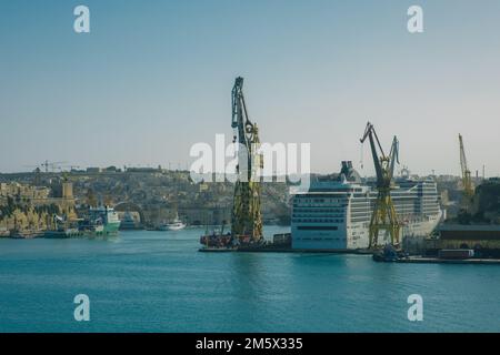 Grande nave da crociera ormeggiata ai moli di la Valletta, Malta, in una giornata di sole. Grande liner in riparazione o solo carico e scarico. Foto Stock