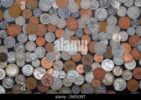Un mucchio di monete britanniche, tra cui 1 pence, 2 pence, 5 pence, 10 pence, 20 pence e 50 pence e £1 e £2 monete Foto Stock