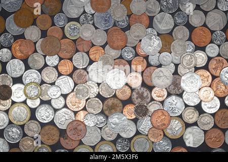 Un mucchio di monete britanniche, tra cui 1 pence, 2 pence, 5 pence, 10 pence, 20 pence e 50 pence e £1 e £2 monete Foto Stock