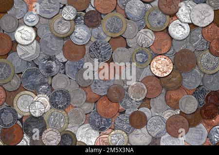 Un mucchio di monete britanniche, tra cui 1 pence, 2 pence, 5 pence, 10 pence, 20 pence e 50 pence e £1 e £2 monete Foto Stock