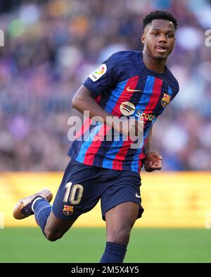 Barcellona, Spagna. 31st Dec, 2022. Ansu dati del FC Barcelona durante la partita la Liga tra il FC Barcelona e il RCD Espanyol ha giocato allo Stadio Spotify Camp Nou il 31 dicembre 2022 a Barcellona, Spagna. (Foto di Sergio Ruiz / PRESSIN) Credit: PRESSINPHOTO SPORTS AGENCY/Alamy Live News Foto Stock