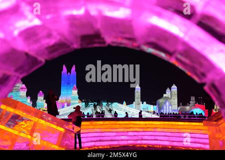 Harbin, provincia cinese di Heilongjiang. 31st Dec, 2022. I turisti visitano l'Harbin Ice-Snow World a Harbin, provincia di Heilongjiang nella Cina nord-orientale, il 31 dicembre 2022. Credit: Wang Jianwei/Xinhua/Alamy Live News Foto Stock