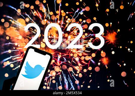 Polonia. 31st Dec, 2022. In questa immagine viene visualizzato un logo Twitter sullo smartphone. (Foto di Filip Radwanski/SOPA Images/Sipa USA) Credit: Sipa USA/Alamy Live News Foto Stock