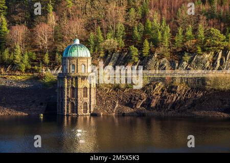 La torre valvolare a cupola della diga di Garreg DDU nella valle di Elan, Powys, Galles Foto Stock