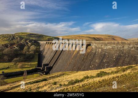 La diga artificiale di Claerwen nella valle di Elan, Powys, Galles Foto Stock