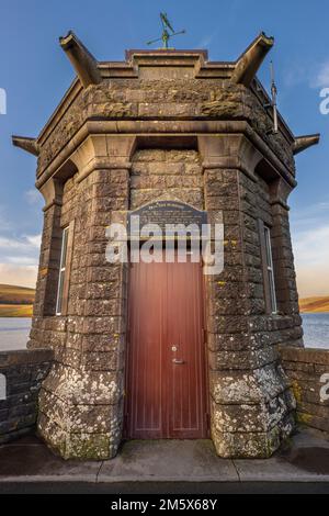 La torre valvolare della diga artificiale di Craig Goch nella Elan Valley, Powys, Galles Foto Stock