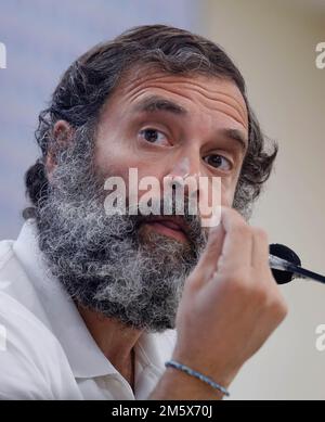 Nuova Delhi, India. 31st Dec, 2022. Rahul Gandhi, leader del Congresso nazionale indiano, si rivolge ai media durante una conferenza stampa presso la sede del Congresso a Nuova Delhi. Rahul Gandhi alla guida di un Bharat Jodo Yatra (marcia a piedi) che è attualmente in pausa invernale, riprenderà da Delhi il 3rd 2023 gennaio. Il Bharat odo Yatra è stato lanciato dal leader del Congresso Rahul Gandhi iniziato da Kanayakumari il 7th 2022 settembre. Credit: SOPA Images Limited/Alamy Live News Foto Stock