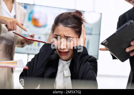 Stressato sopraffatto lavoratore di affari ritiene stanco al sovraccarico di lavoro esaurito che soffre di mal di testa Foto Stock