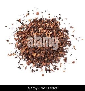 Cumulo di rooibos secchi, tè cespuglio, tè rosso, tè rosso foglie di tè dal Sud Africa primo piano su sfondo bianco Foto Stock