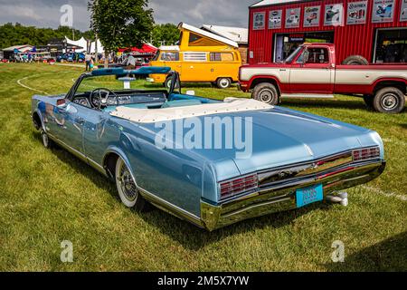 Iola, WI - 07 luglio 2022: Vista dall'alto dell'angolo posteriore di un Oldsmobile Delta 88 1966 convertibile in occasione di una fiera automobilistica locale. Foto Stock