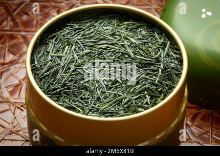 Il tè secco Gyokuro sencha giapponese di alta qualità si avvicina in un contenitore di tè Foto Stock