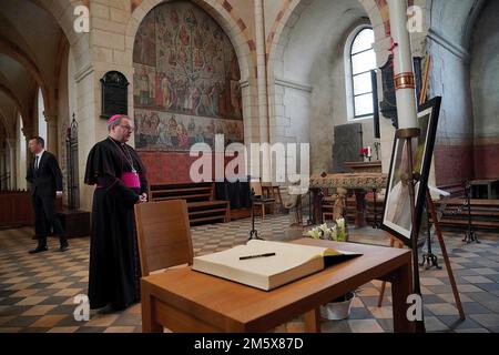 Georg Batzing, Vescovo di Limburgo, firma il libro delle condoglianze per il pensionato Papa Benedetto nella Cattedrale di Limburgo. Papa Emerito Benedetto XVI. Morì in Vaticano il 31 dicembre 2022 all'età di 95 anni. Credit: dpa Picture Alliance/Alamy Live News Foto Stock