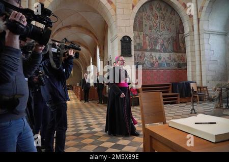 Georg Batzing, Vescovo di Limburgo, firma il libro delle condoglianze per il pensionato Papa Benedetto nella Cattedrale di Limburgo. Papa Emerito Benedetto XVI. Morì in Vaticano il 31 dicembre 2022 all'età di 95 anni. Credit: dpa Picture Alliance/Alamy Live News Foto Stock