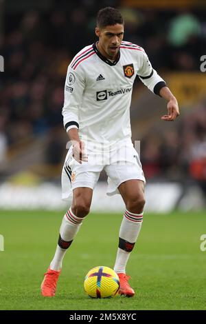 31st dicembre 2022; Molineux Stadium, Wolverhampton, West Midlands, Inghilterra; Premier League Football, Wolverhampton Wanderers contro Manchester United; Raphael Varane del Manchester Utd Foto Stock