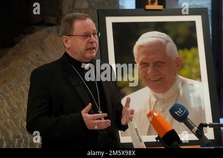 Georg Batzing, Vescovo di Limburg, ha fatto una dichiarazione sulla morte di Papa Benedetto emerito. Papa Emerito Benedetto XVI. Morì in Vaticano il 31 dicembre 2022 all'età di 95 anni. Foto Stock