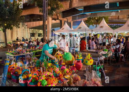 Un negozio Krathong al mercato sul Festival Loy Krathong nella città Ayutthaya nella provincia di Ayutthaya in Thailandia, Thailandia, Ayutthaya, Novem Foto Stock
