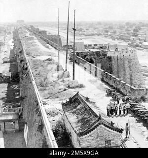 Boxer Rebellion.The Muro di Pechino, custodito dall'artiglieria russa. Foto di B.W. Kilburn Company, 1900 Foto Stock