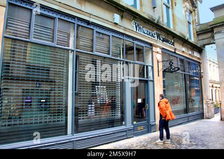 Glasgow, Scozia, Regno Unito 31st dicembre 2022. Vivienne Westwood negozio lutto come si chiude con le persiane verso il basso, la finestra mostra rimosso con un tributo al loro posto. Vedi i miei precedenti invii per la finestra di vintafe mostra rimossi dopo la notizia rotto Credit Gerard Ferry/Alamy Live News Foto Stock