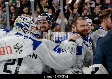 Davos, Svizzera. 31st Dec, 2022. 31.12.2022, Davos, Eistadion Davos, Spengler Cup Final: HC Sparta Praha - HC Ambri-Piotta, Ambri festeggia la vittoria (Andrea Branca/SPP-JP) Credit: SPP Sport Press Photo. /Alamy Live News Foto Stock