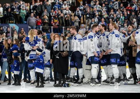 Davos, Svizzera. 31st Dec, 2022. 31.12.2022, Davos, Eistadion Davos, Spengler Cup Final: HC Sparta Praha - HC Ambri-Piotta, Ambri festeggia la vittoria (Andrea Branca/SPP-JP) Credit: SPP Sport Press Photo. /Alamy Live News Foto Stock