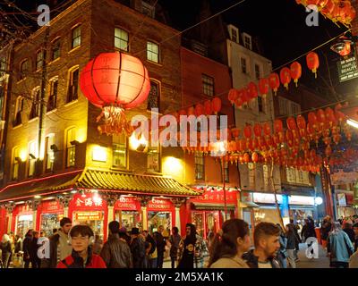 Una vista lungo Gerrard Street trafficata di notte nella Chinatown di Londra decorata con lanterne rosse appese