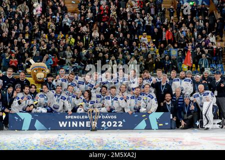 Davos, Svizzera. 31st Dec, 2022. 31.12.2022, Davos, Eistadion Davos, Spengler Cup Final: HC Sparta Praha - HC Ambri-Piotta, Ambri festeggia la vittoria (Andrea Branca/SPP-JP) Credit: SPP Sport Press Photo. /Alamy Live News Foto Stock