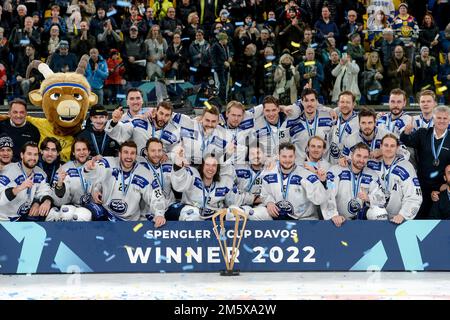 Davos, Svizzera. 31st Dec, 2022. 31.12.2022, Davos, Eistadion Davos, Spengler Cup Final: HC Sparta Praha - HC Ambri-Piotta, Ambri festeggia la vittoria (Andrea Branca/SPP-JP) Credit: SPP Sport Press Photo. /Alamy Live News Foto Stock