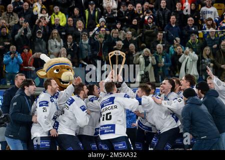 Davos, Svizzera. 31st Dec, 2022. 31.12.2022, Davos, Eistadion Davos, Spengler Cup Final: HC Sparta Praha - HC Ambri-Piotta, Ambri festeggia la vittoria (Andrea Branca/SPP-JP) Credit: SPP Sport Press Photo. /Alamy Live News Foto Stock