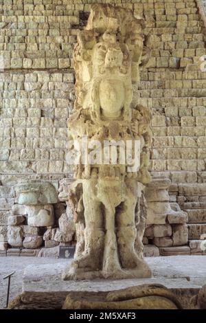 Honduras, Copan rovine. Stella M nella parte anteriore della scala geroglifica, Righello guscio di fumo. Foto Stock