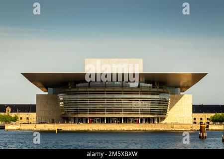 Teatro dell'Opera di Copenaghen illuminato dal sole del pomeriggio, visto da Amaliehaven, Danimarca Foto Stock