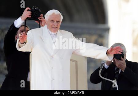Città del Vaticano, Roma, Italia. 27th Feb, 2013. I fotografi stampa ufficiali del Vaticano scattano foto di Papa BENEDETTO XVI durante la sua ultima udienza a S. Piazza Pietro in Vaticano. (Credit Image: © Evandro Inetti/ZUMA Press Wire) Foto Stock