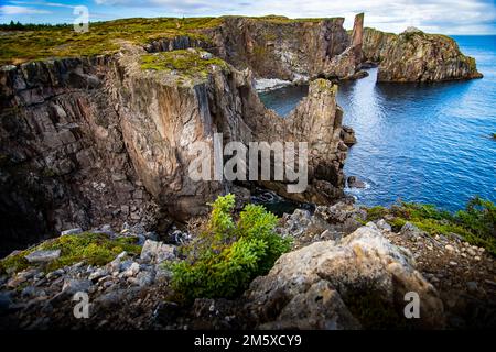 Vista dal Klondike Hiking Trail che si affaccia sull'Oceano Atlantico e la formazione rocciosa di Chimney sulla costa orientale del Canada di Terranova vicino a Spilla Foto Stock