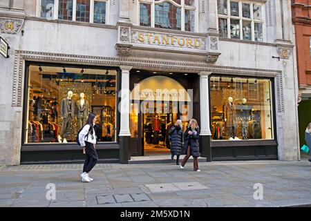 Vista dall'esterno del negozio Scotch & Soda nel vecchio edificio Stanfords Travel Store di Long Acre a Covent Garden Londra Inghilterra UK KATHY DEWITT Foto Stock