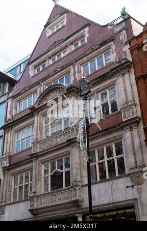 Vista verticale esterna del vecchio edificio dei cartelli per i negozi di viaggi Stanfords a Long Acre a Covent Garden Londra Inghilterra UK KATHY DEWITT Foto Stock