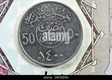 Lato opposto della vecchia Arabia Saudita cinquanta Halalah, traduzione (50 Halalas Half riyal monete serie 1400 AH), legenda sopra l'iscrizione nel cerchio che divide v Foto Stock