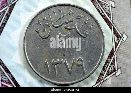 Traduzione dell'arabo (due piaster 1379) dal lato opposto di una vecchia Arabia Saudita una piastre 10 dieci moneta Halalah, vintage retro vecchio denaro Saudita c Foto Stock