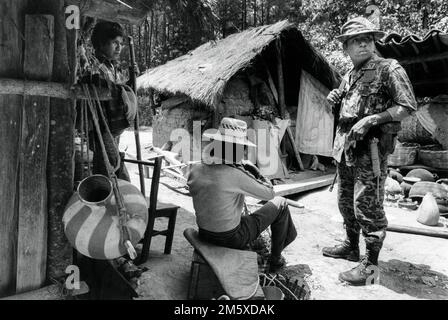 L'esercito in pattuglia in un villaggio indiano vicino a Chichicastenango dopo un'operazione di guerriglia nelle vicinanze. Guatemala, marzo 1982 Foto Stock