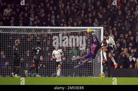 Gavin Bazunu, portiere di Southampton, si prende il pugno sotto la pressione di Aleksandar Mitrovic di Fulham durante la partita della Premier League al Craven Cottage, Londra. Data immagine: Sabato 31 dicembre 2022. Foto Stock