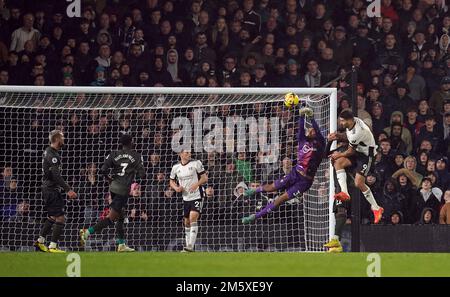 Gavin Bazunu, portiere di Southampton, si prende il pugno sotto la pressione di Aleksandar Mitrovic di Fulham durante la partita della Premier League al Craven Cottage, Londra. Data immagine: Sabato 31 dicembre 2022. Foto Stock