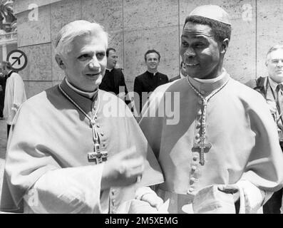 PAPA BENEDETTO XVI (nato JOSEPH ALOIS RATZINGER) è il 265th e regnante Papa, in virtù del suo ufficio di Vescovo di Roma, capo spirituale della Chiesa Cattolica Romana, e come tale, Sovrano dello Stato della Città del Vaticano. Benedetto XVI è un noto teologo cattolico romano e autore prolifico, difensore della dottrina e dei valori cattolici tradizionali. Fu professore presso varie università tedesche e consulente teologico presso il Concilio Vaticano II prima di diventare Arcivescovo di Monaco e Frisinga e Cardinale. NELLA FOTO: JOSEPH RATZINGER e un cardinale beninese BERNARDIN Foto Stock