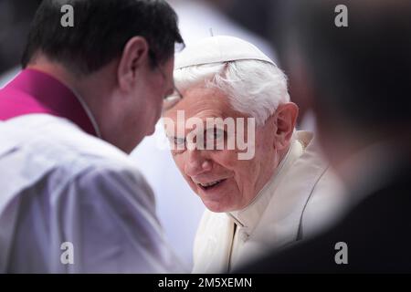 22 febbraio 2014, Stato della Città del Vaticano (Santa sede): PAPA EMERITO BENEDETTO XVI nella sua prima apparizione pubblica in occasione della creazione di nuovi 19 cardinali da parte di Papa Francesco in S. Basilica di Pietro in Vaticano. (Credit Image: © Evandro Inetti/ZUMA Press Wire) Foto Stock