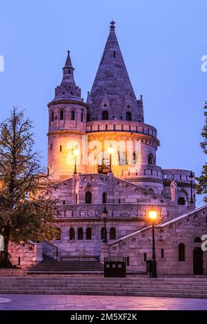 Bastione dei pescatori all'alba, Buda, Budapest, Ungheria Foto Stock