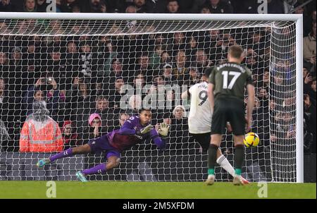 Aleksandar Mitrovic di Fulham vede la sua pena salvata dal portiere di Southampton Gavin Bazunu durante la partita della Premier League al Craven Cottage, Londra. Data immagine: Sabato 31 dicembre 2022. Foto Stock