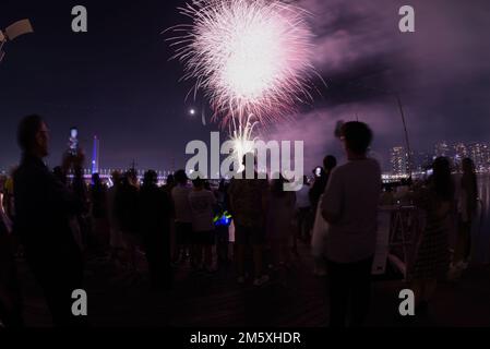 Melbourne, Victoria, Australia. 1st Jan, 2023. Un gran numero di persone che guardano i fuochi d'artificio al Dockland Marvel Stadium di Melbourne alla vigilia di Capodanno 2023. I fuochi d'artificio di Capodanno illuminano il cielo sul ponte Dockland e sullo stadio Marvel di Melbourne. (Credit Image: © Rana Sajid Hussain/Pacific Press via ZUMA Press Wire) Foto Stock