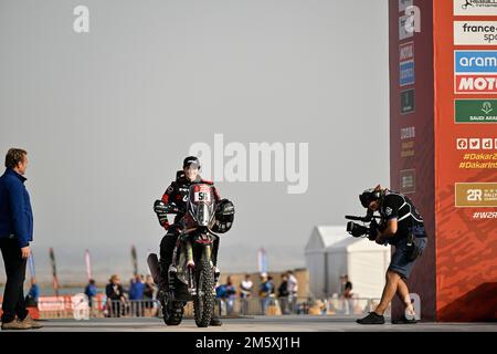 Yanbu, Arabia Saudita. 31st Dec 2022. 56 GOMEZ CANTERO Sandra (spa), Raids Experience, KTM, Moto, Motul, Azione durante la cerimonia di partenza del podio della Dakar 2023, il 31 dicembre 2022 nei pressi di Yanbu, Arabia Saudita - Foto Gigi Soldano / DPPI Credit: DPPI Media/Alamy Live News Foto Stock